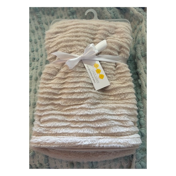 Plush Griege Beige ~ NEW Baby Blanket - Picture 1 of 3